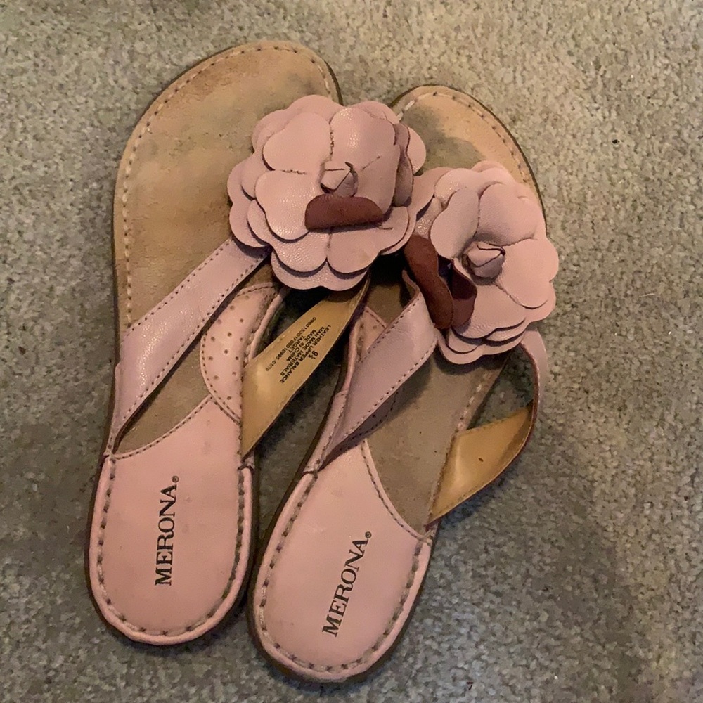 Light pink leather sandals with flower